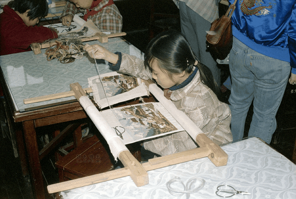 专注刺绣的女孩