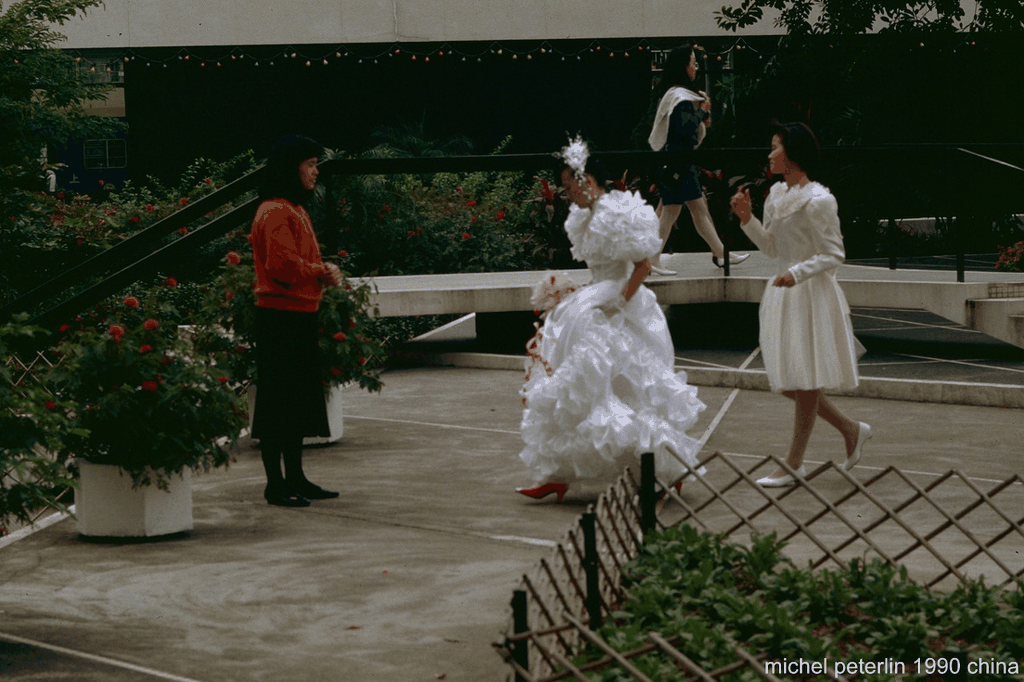 1990年的中国街头婚纱一角