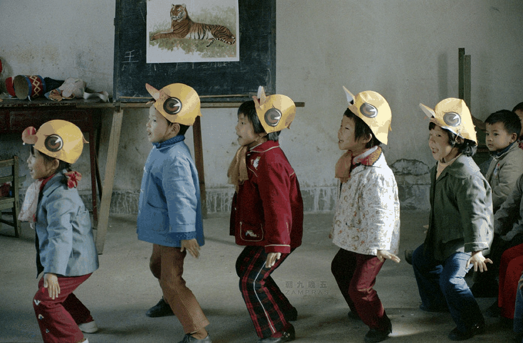 八十年代幼儿园小朋友排练