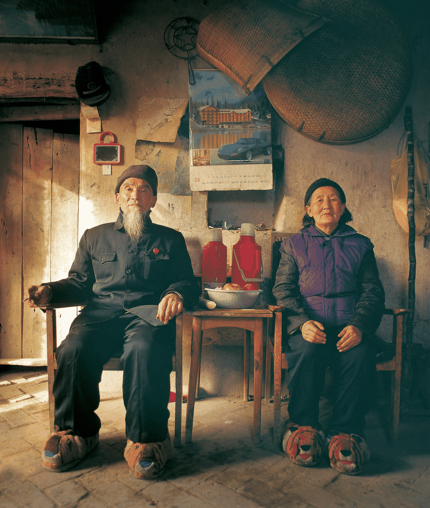 光影斑驳的农家院落