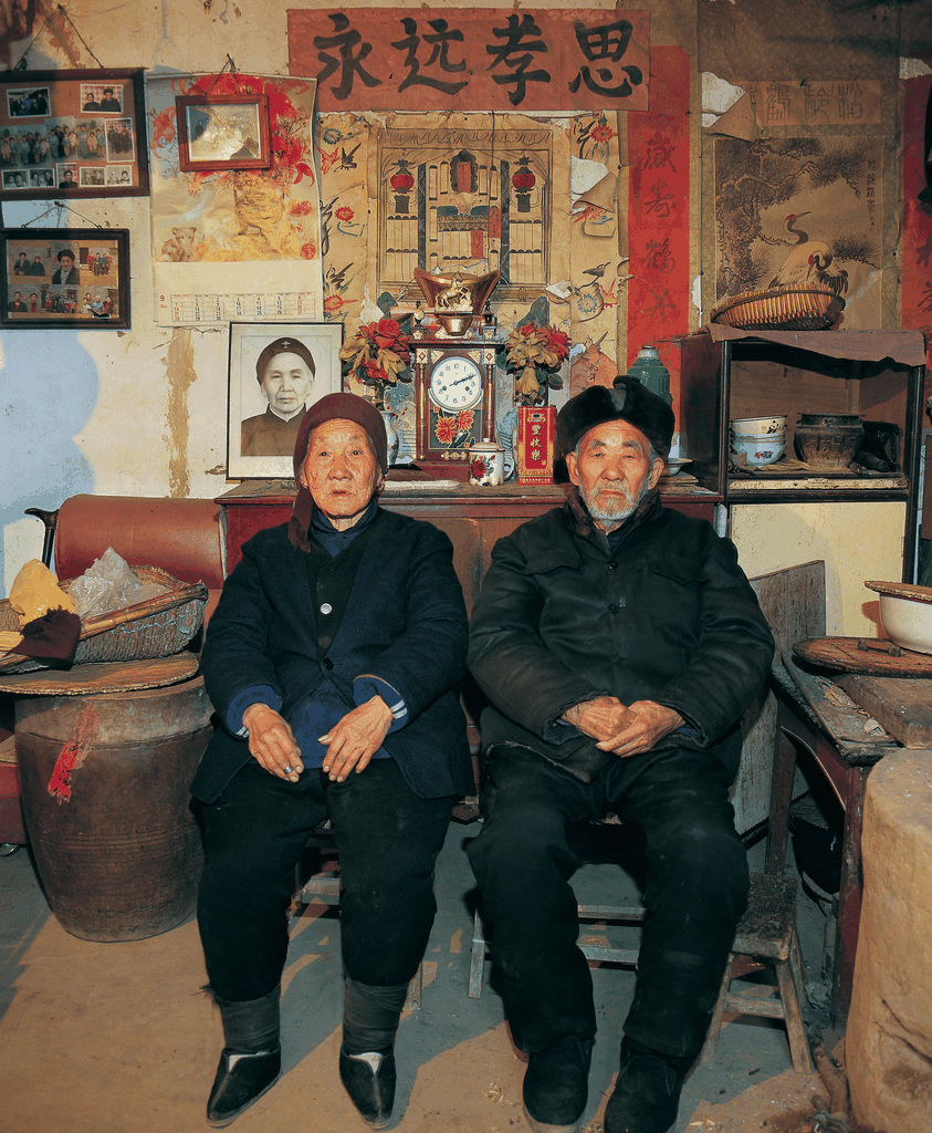 一对老人在堂屋的合影