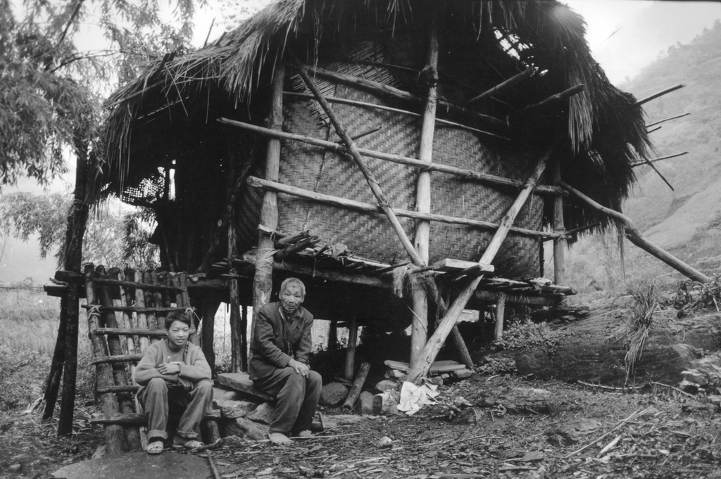 西南山区的干栏式建筑与居民