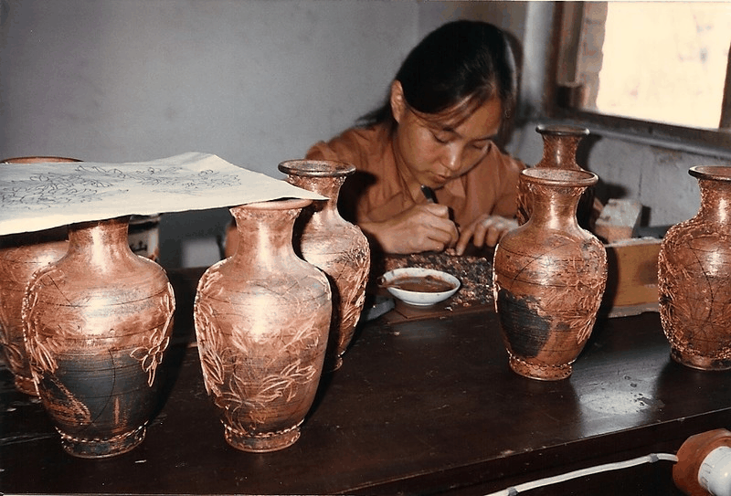 专注的铜器工匠