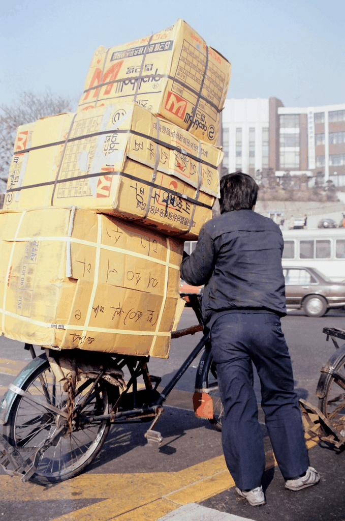 首尔街头的负重者