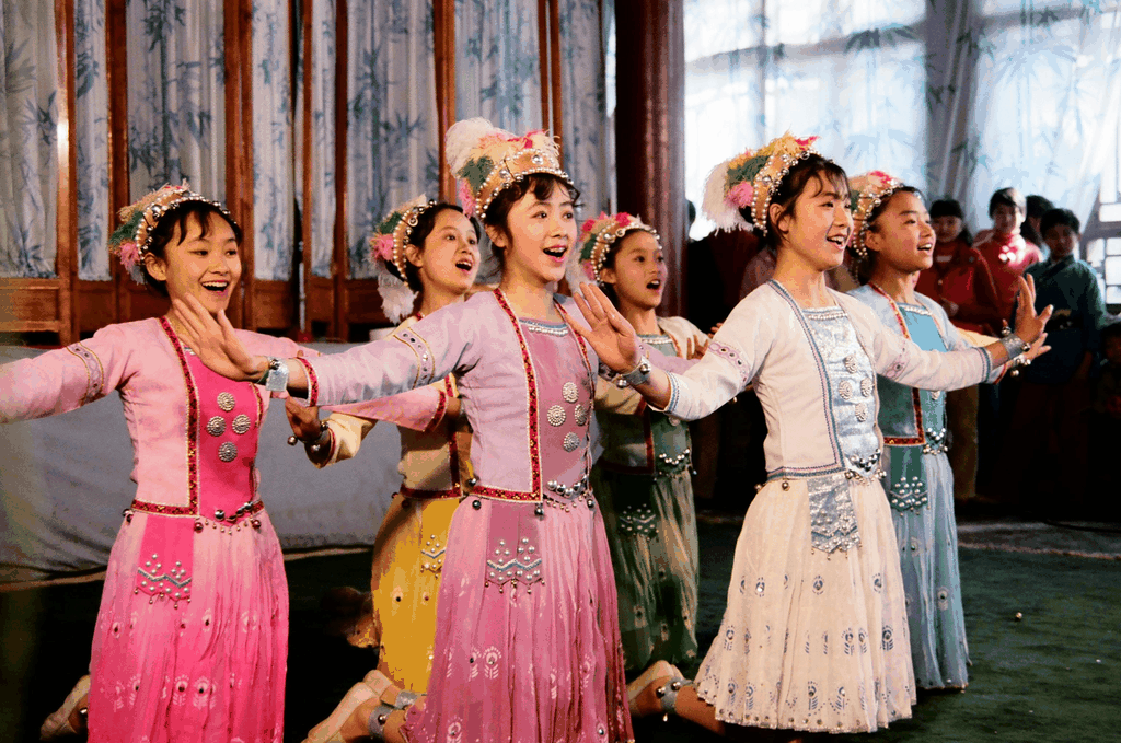 八十年代少女民族舞蹈表演