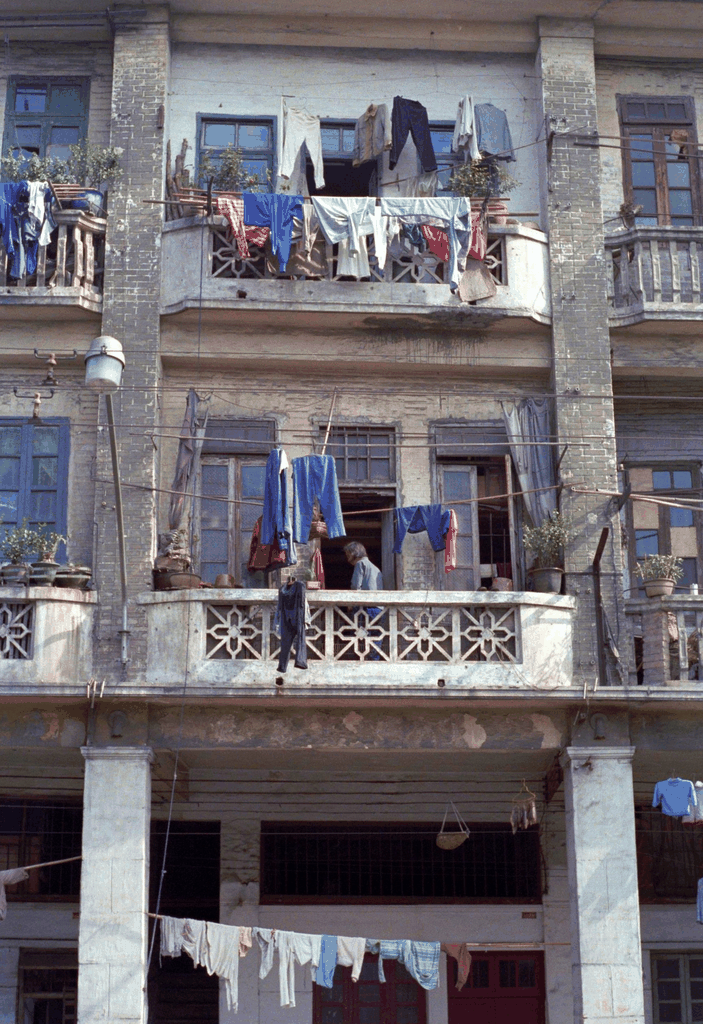 老式居民楼阳台晾晒衣物