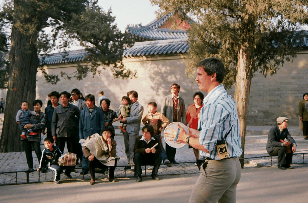 八十年代北京公园里的中外偶遇