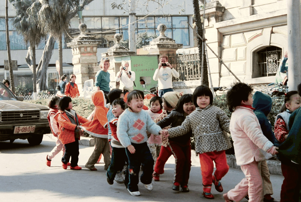 九十年代初南通街头的孩童与外国游客