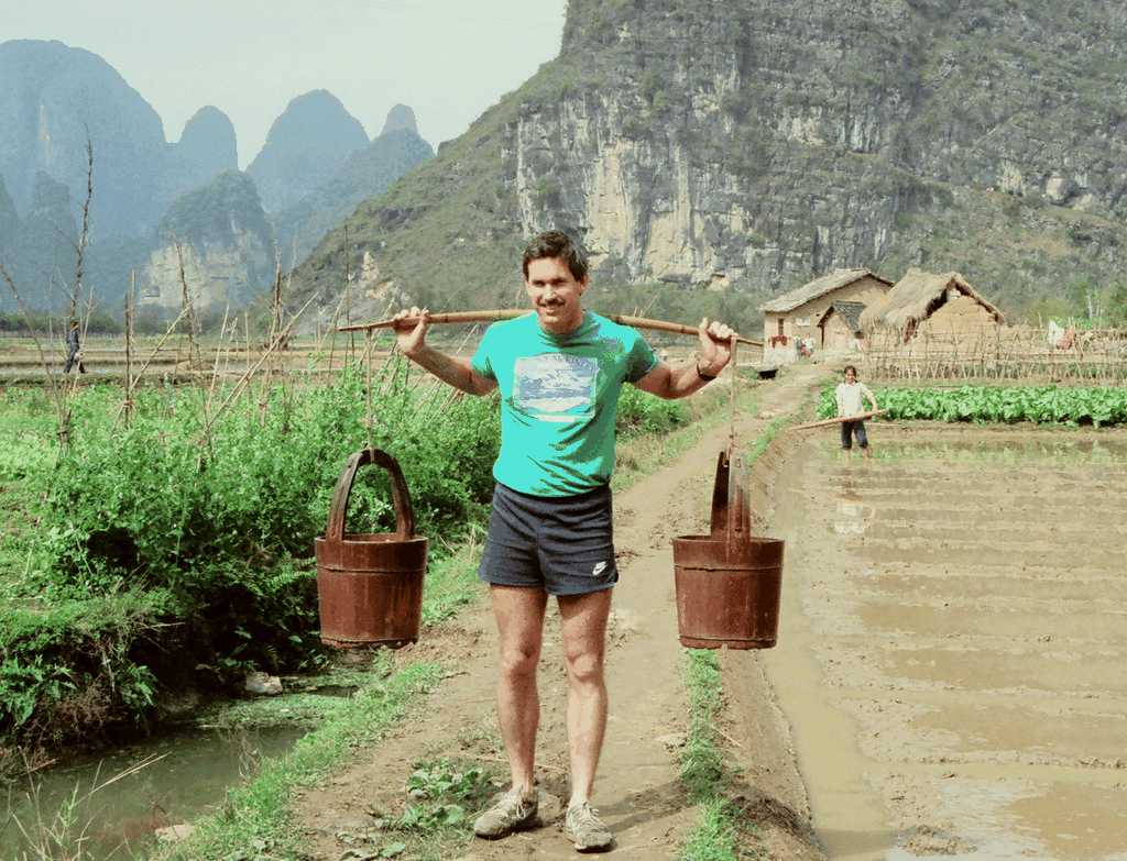 八十年代外国游客在桂林体验挑担
