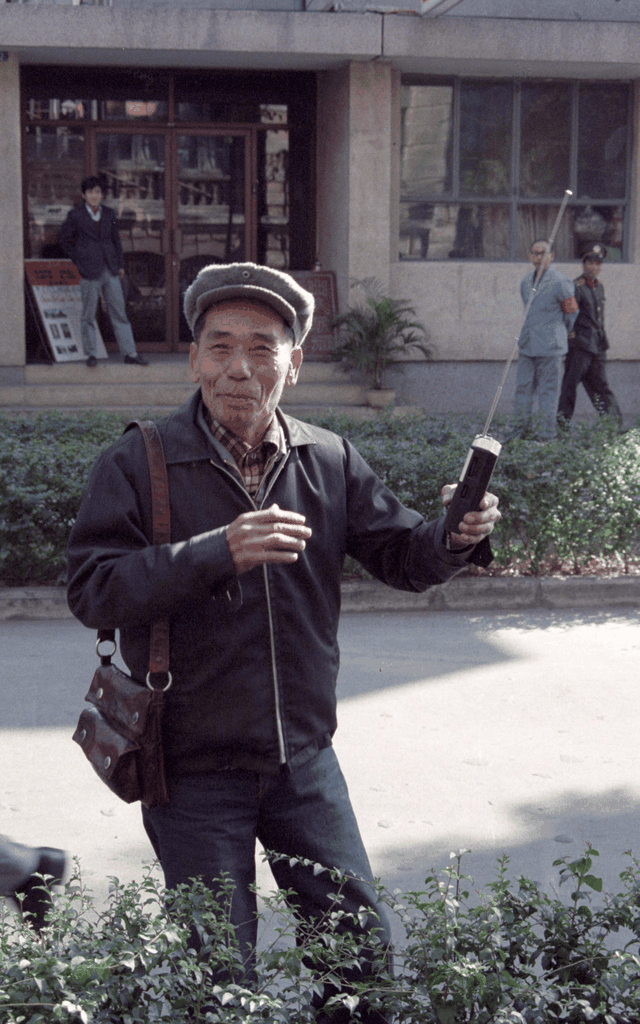 老人手持通讯设备