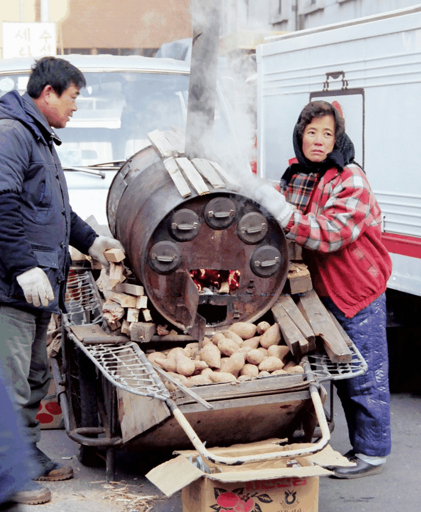 冬日街头的烤红薯摊