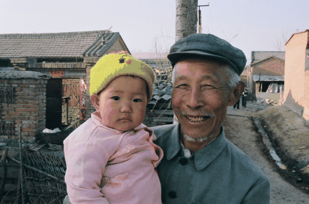 北方乡村祖孙合影