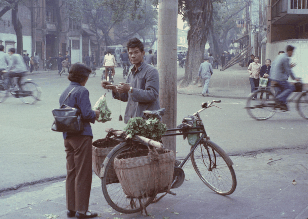 1980年代街头卖菜场景
