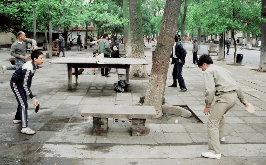 街头乒乓球场景