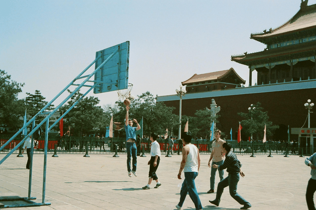 八十年代北京广场篮球场景