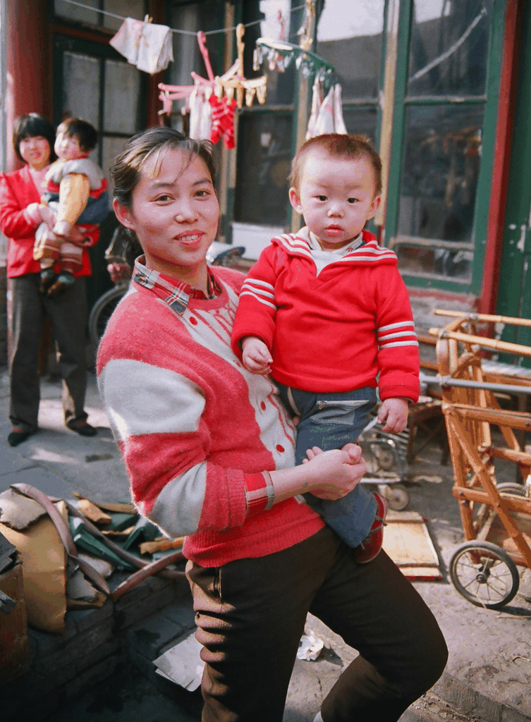 胡同里的暖阳与红毛衣