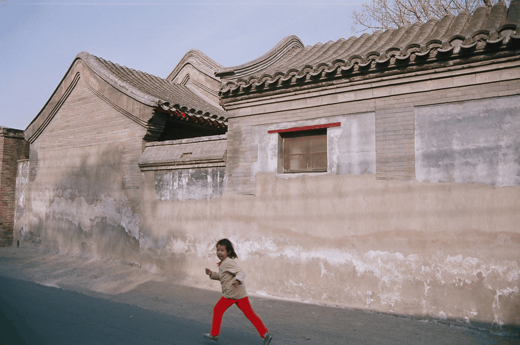 老北京胡同里奔跑的女孩