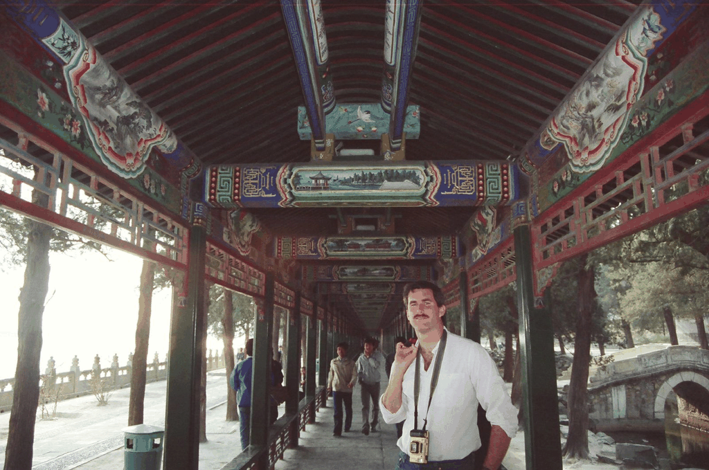 颐和园长廊上的西方游客