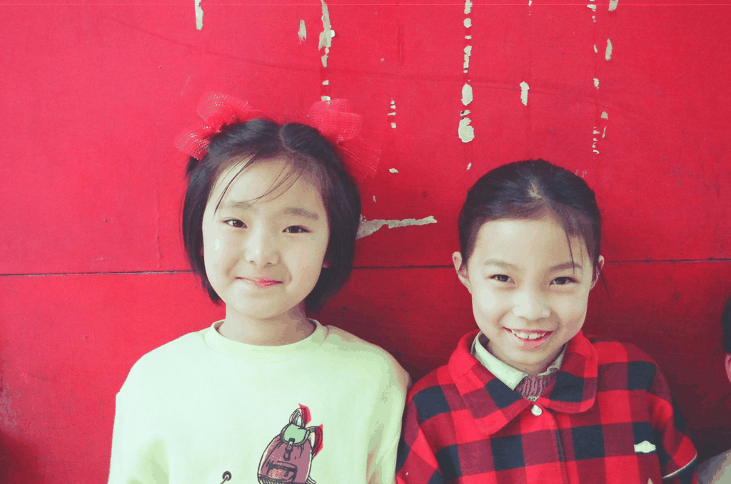 红墙下的两个小女孩