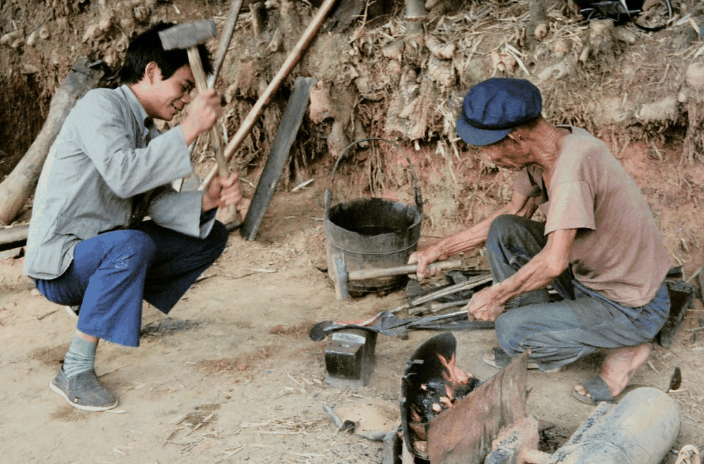 炉火旁的打铁人