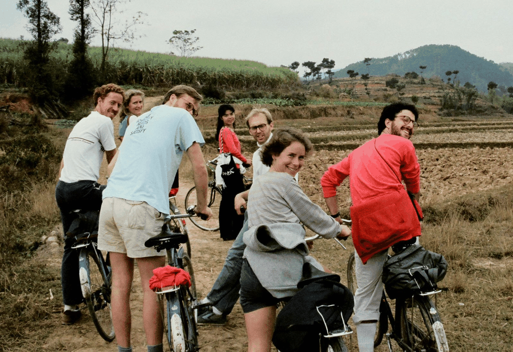 旷野上的骑行者