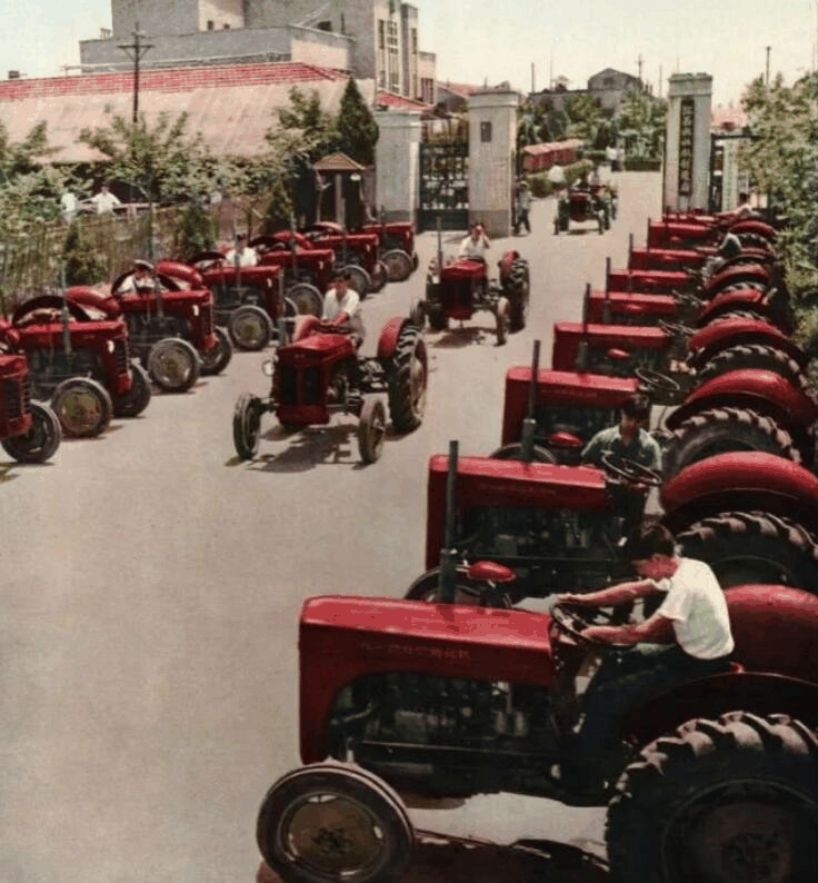 洛阳第一拖拉机制造厂出厂场景
