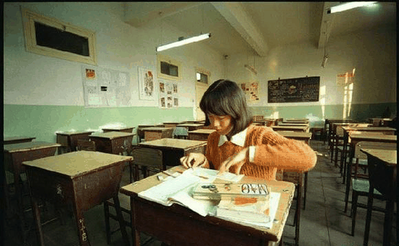 80年代校园女孩专注学习