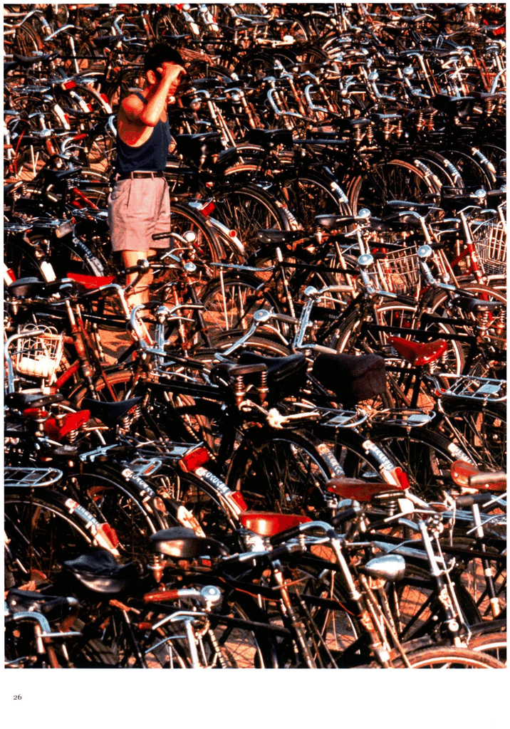 老照片：自行车海洋中的寻车人