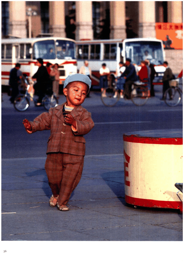 八十年代广场上的小男孩