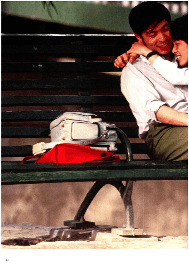 公园长椅上的年轻情侣