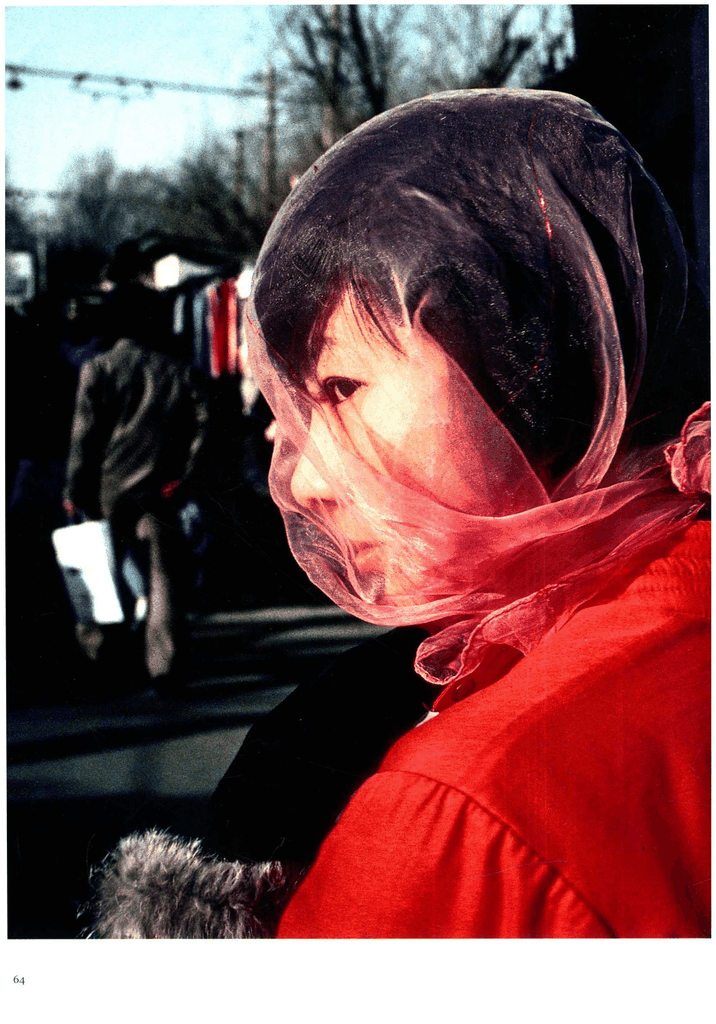 八十年代北方街头戴透明头巾的女子