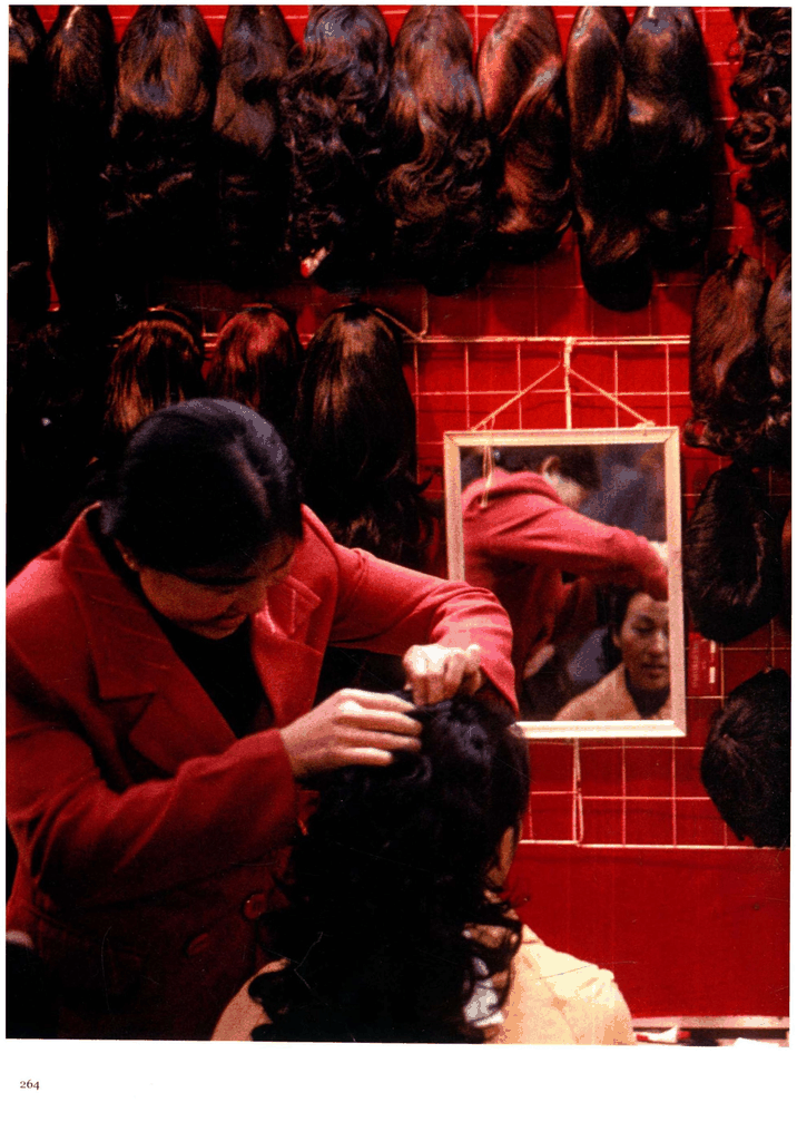 满墙假发与试戴者