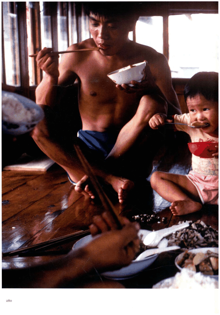 一家人围坐用餐