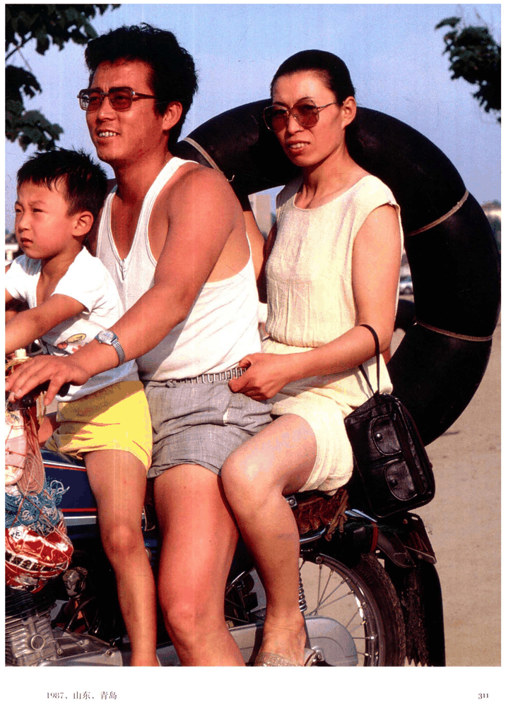 1987年青岛夏日一家三口的摩托车出行
