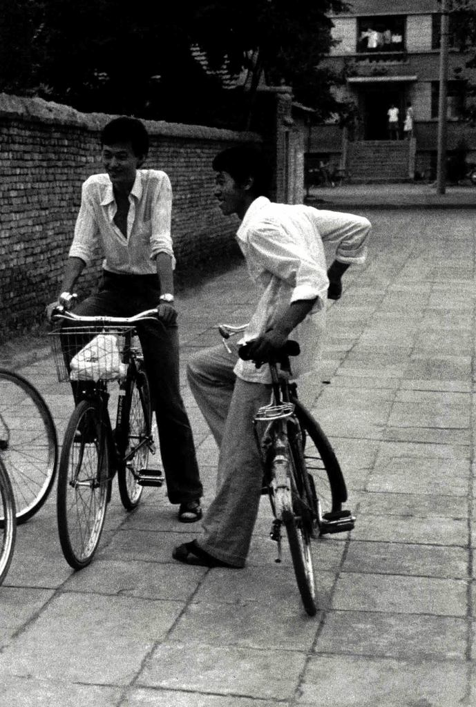 八十年代街头骑行青年