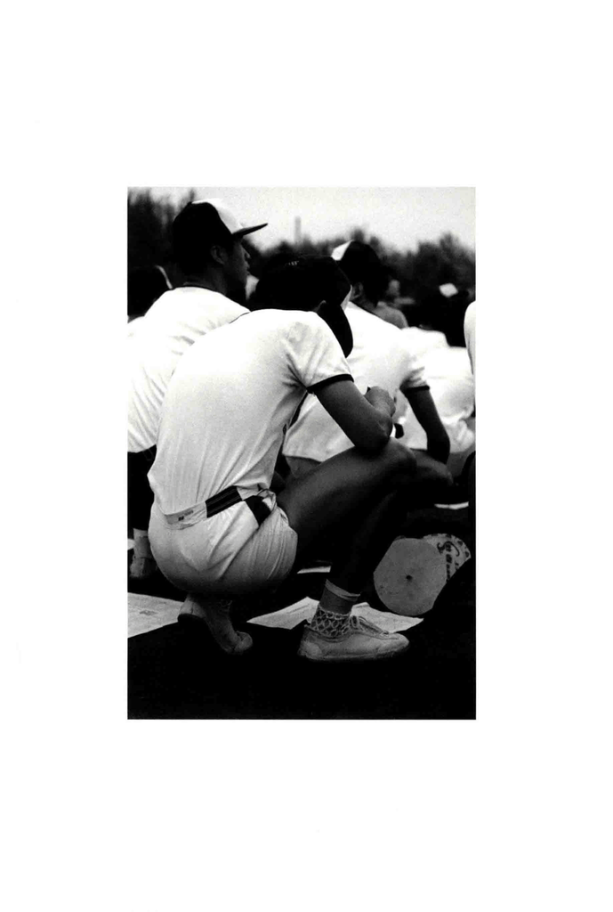 黑白照片中的棒球少年