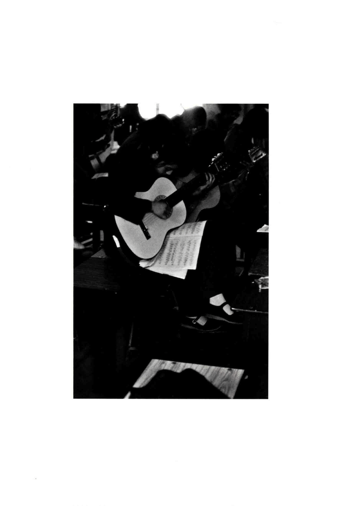 光影中的吉他手