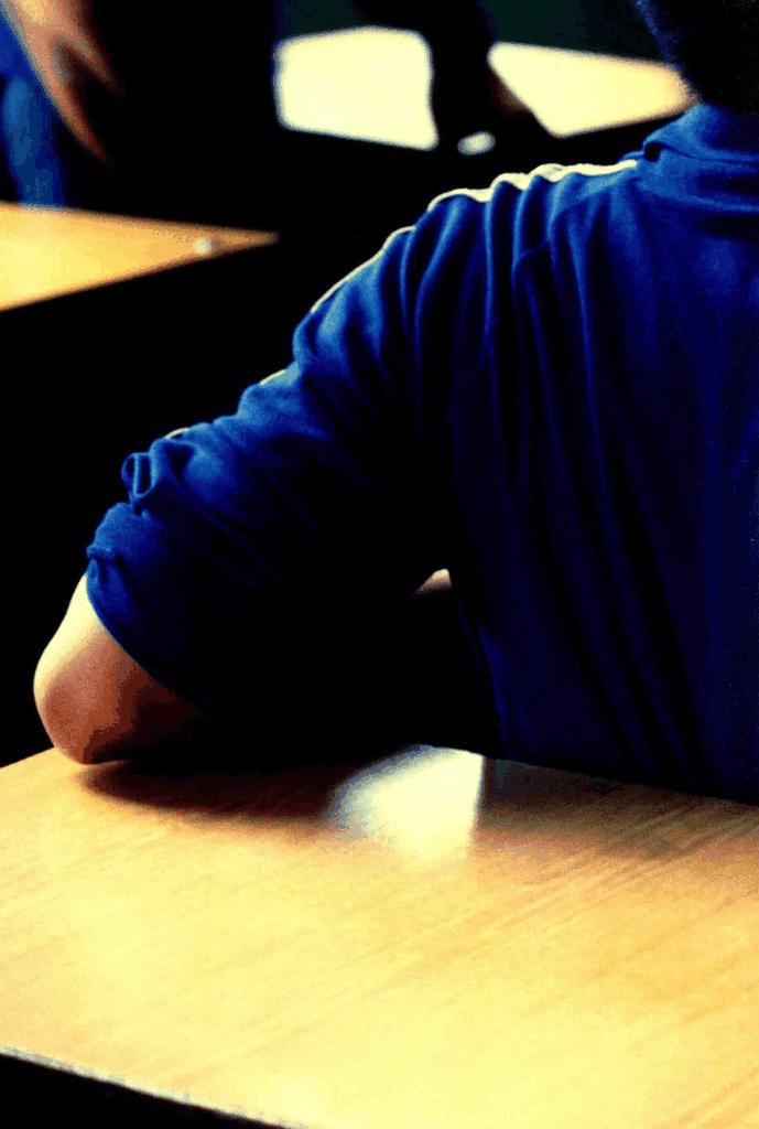 课桌前的蓝色背影