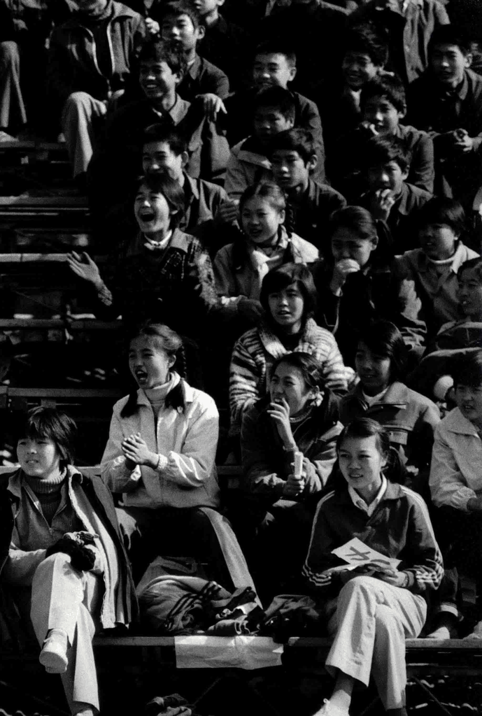 八十年代运动会看台上的年轻人