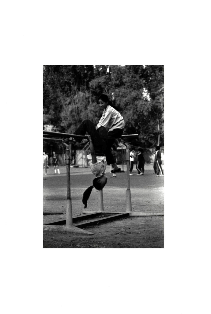 倒挂的少女与坐在双杠上的同伴