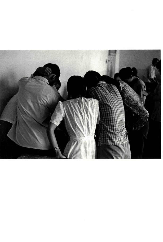 80年代人群围观场景