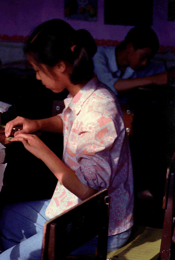 专注劳作的青年女性