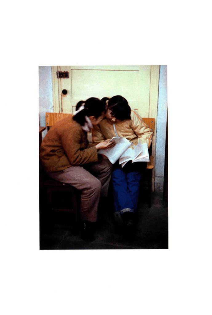 八十年代两个女孩在一起看书