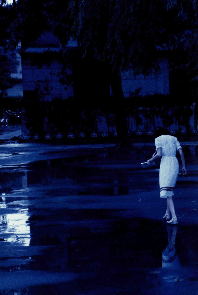 雨后街景中的白裙女子