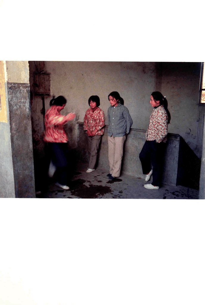 斑驳墙边的少女们