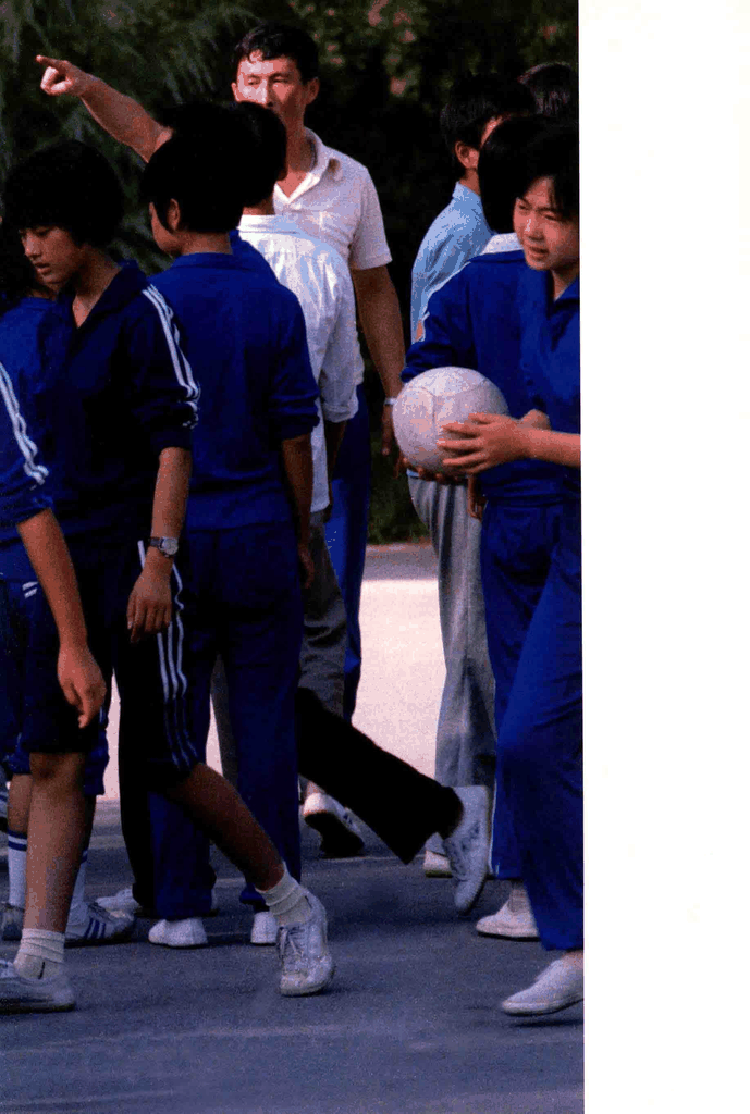 校园里的蓝色运动服与排球