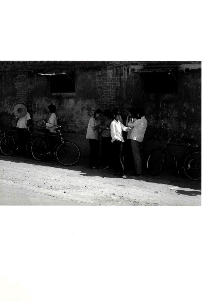 光影斑驳的街角