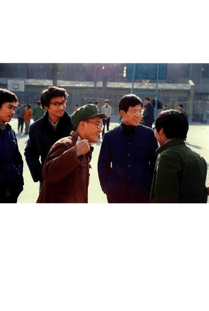 80年代校园师生交谈