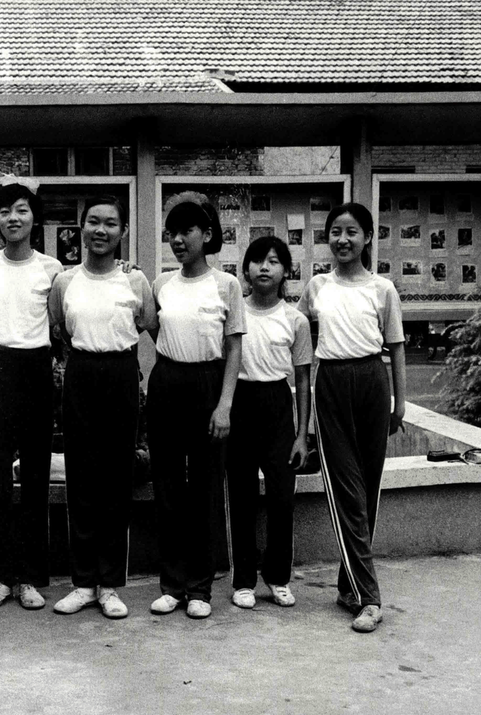 五位少女的校园合影