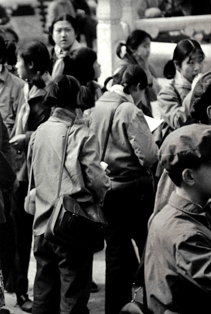 街头等待的人群